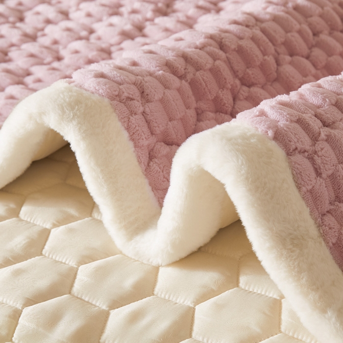 91家纺网 家纺一手货源 找家纺 鑫钰 2024秋冬新款加厚金龟绒牛奶绒床护垫床垫 金龟绒-紫粉