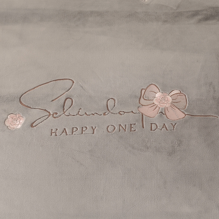 91家纺网 家纺一手货源 找家纺 2024新款高克重牛奶绒被套素色绣花床裙款四件套 太空灰