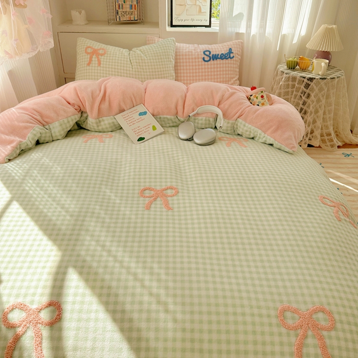 91家纺网 家纺一手货源 找家纺 慕尚 2025新款可爱大眼睛蝴蝶结牛奶绒四件套 蝴蝶结绿格粉