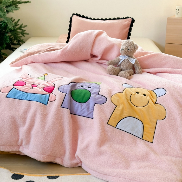 91家纺网 家纺一手货源 找家纺 喜多兔儿童家纺 2024新款320克仿羊毛绒全消光牛奶绒四件套 粉色小加油