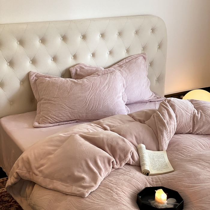 91家纺网 家纺一手货源 找家纺 （总）旷野 2024新款双色提花雕花牛奶绒四件套