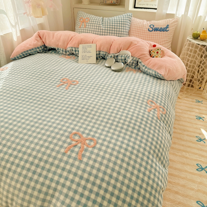 91家纺网 家纺一手货源 找家纺 慕尚 2025新款可爱大眼睛蝴蝶结牛奶绒四件套 蝴蝶结蓝格粉