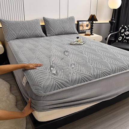 91家纺网 家纺一手货源 找家纺 好眠好梦 2024新款相思叶牛奶绒防水床笠 高级灰