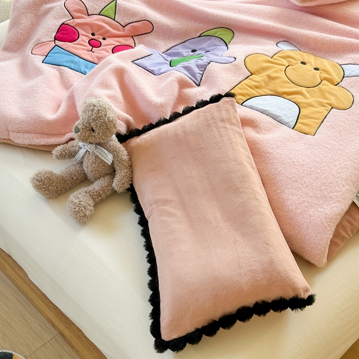 91家纺网 家纺一手货源 找家纺 喜多兔儿童家纺 2024新款320克仿羊毛绒全消光牛奶绒四件套 粉色小加油