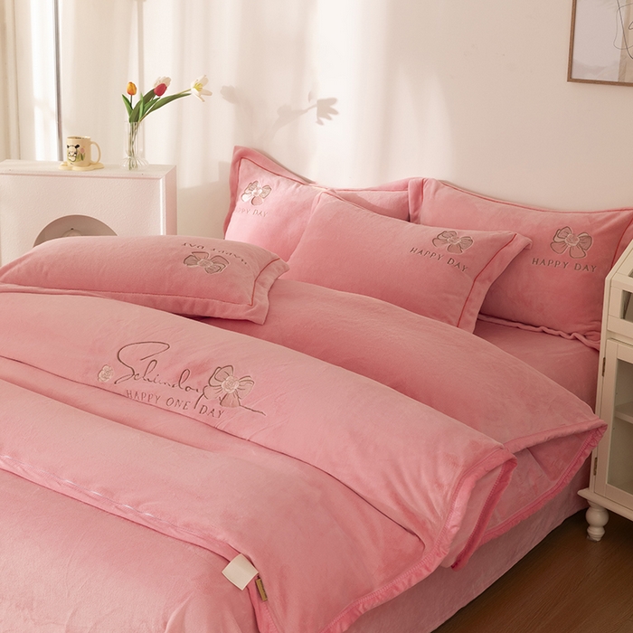 91家纺网 家纺一手货源 找家纺 2024新款高克重牛奶绒被套素色绣花床裙款四件套 樱花粉