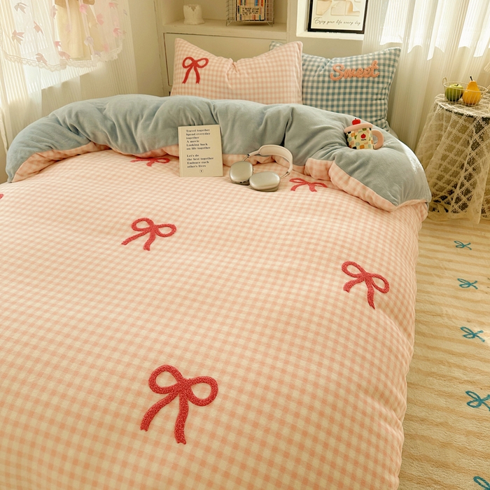 91家纺网 家纺一手货源 找家纺 慕尚 2025新款可爱大眼睛蝴蝶结牛奶绒四件套 蝴蝶结粉格蓝