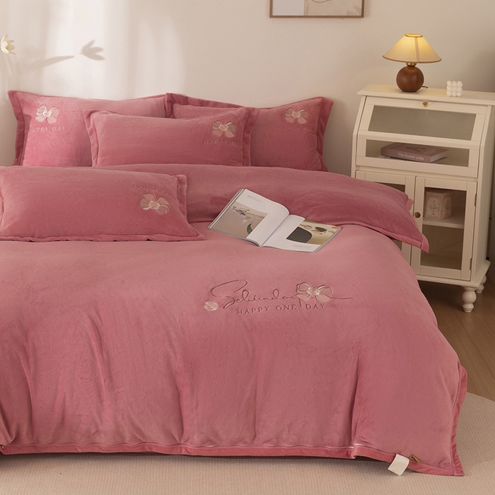 91家纺网 家纺一手货源 找家纺 2024新款高克重牛奶绒被套素色绣花床裙款四件套 豆沙色