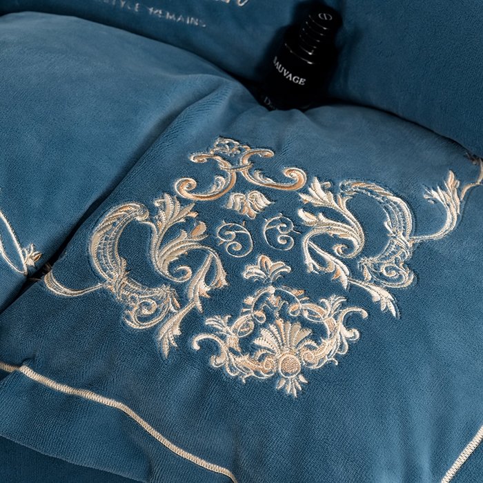 91家纺网 家纺一手货源 找家纺 沐妍家纺 2024新款重工刺绣绣花纯色牛奶绒四件套皇冠-宝石蓝