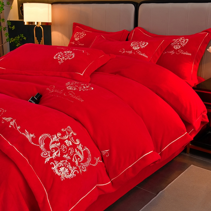 91家纺网 家纺一手货源 找家纺 沐妍家纺 2024新款重工刺绣绣花纯色牛奶绒四件套皇冠-喜庆红
