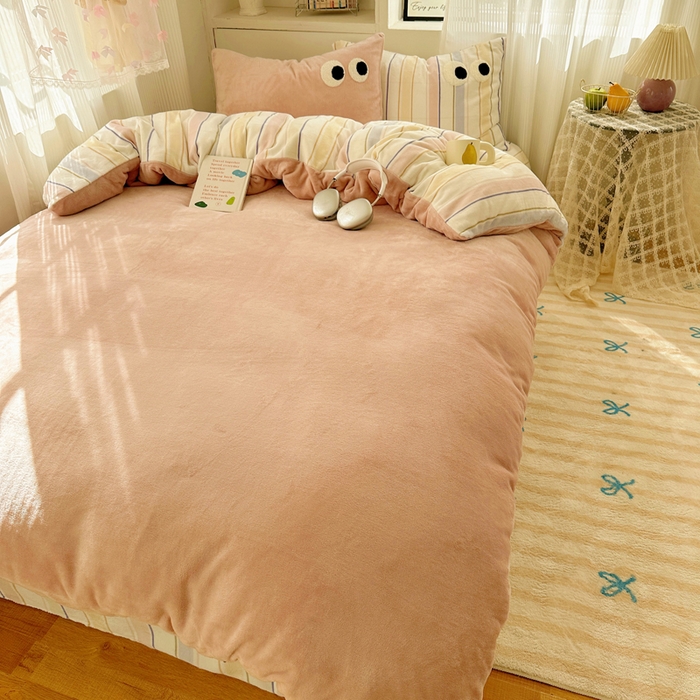 91家纺网 家纺一手货源 找家纺 慕尚 2025新款可爱大眼睛蝴蝶结牛奶绒四件套 露娜粉豆沙