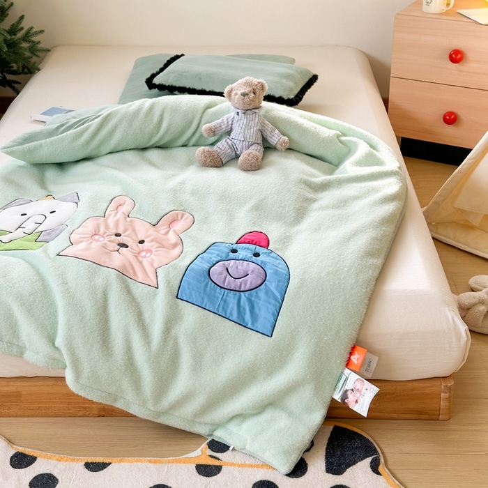 91家纺网 家纺一手货源 找家纺 喜多兔儿童家纺 2024新款320克仿羊毛绒全消光牛奶绒四件套 绿色小加油