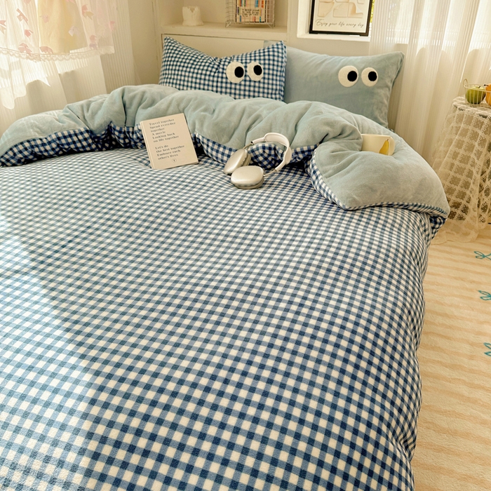 91家纺网 家纺一手货源 找家纺 慕尚 2025新款可爱大眼睛蝴蝶结牛奶绒四件套 芭比白云石