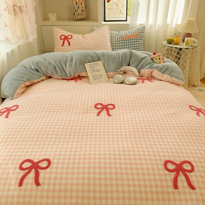 91家纺网 家纺一手货源 找家纺 慕尚 2025新款可爱大眼睛蝴蝶结牛奶绒四件套 蝴蝶结粉格蓝