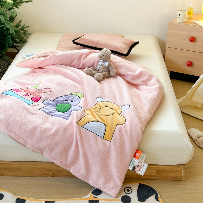 91家纺网 家纺一手货源 找家纺 喜多兔儿童家纺 2024新款320克仿羊毛绒全消光牛奶绒四件套 粉色小加油