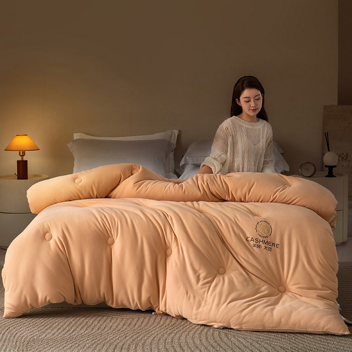 91家纺网 家纺一手货源 找家纺 被靠被 2024新款火山绒大豆纤维被被子被芯 奶茶黄