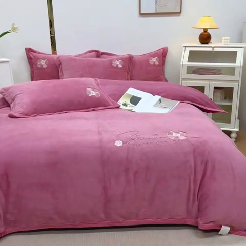 91家纺网 家纺一手货源 找家纺 2024新款高克重牛奶绒被套素色绣花床裙款四件套 豆沙色