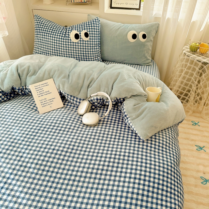 91家纺网 家纺一手货源 找家纺 慕尚 2025新款可爱大眼睛蝴蝶结牛奶绒四件套 芭比白云石