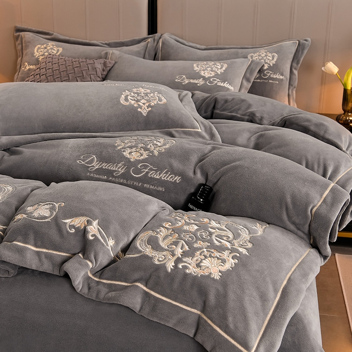 91家纺网 家纺一手货源 找家纺 沐妍家纺 2024新款重工刺绣绣花纯色牛奶绒四件套欧式皇冠-绅士灰