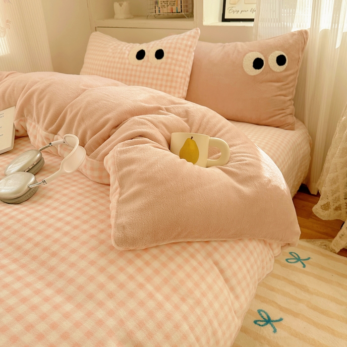 91家纺网 家纺一手货源 找家纺 慕尚 2025新款可爱大眼睛蝴蝶结牛奶绒四件套 芭比粉豆沙