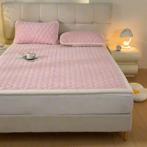 91家纺网 家纺一手货源 找家纺 鑫钰 2024秋冬新款加厚金龟绒牛奶绒床护垫床垫 金龟绒-嫩粉