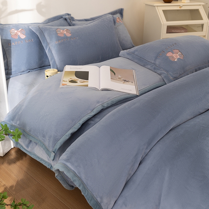 91家纺网 家纺一手货源 找家纺 2024新款高克重牛奶绒被套素色绣花床裙款四件套 雾蓝