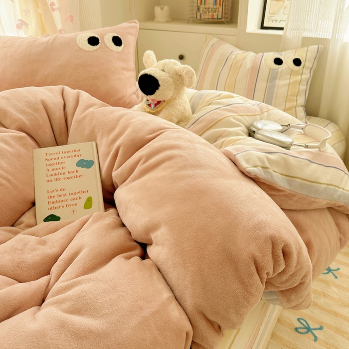 91家纺网 家纺一手货源 找家纺 慕尚 2025新款可爱大眼睛蝴蝶结牛奶绒四件套 露娜粉豆沙