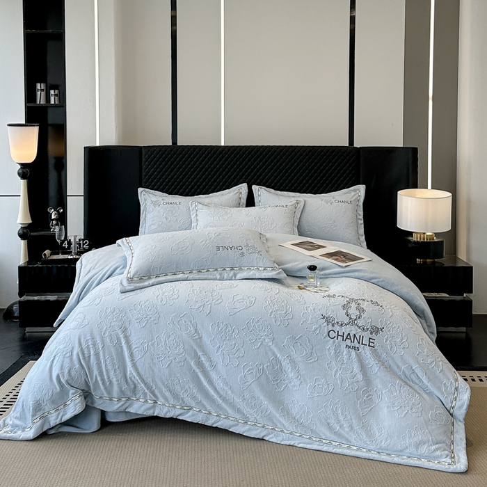 91家纺网 家纺一手货源 找家纺 宅家居 2025新款轻奢小香风雕花刺绣全消光A类高克重牛奶绒四件套-小香牡丹 小香牡丹-蓝色