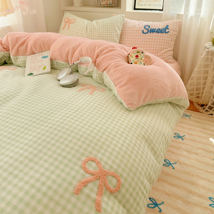 91家纺网 家纺一手货源 找家纺 慕尚 2025新款可爱大眼睛蝴蝶结牛奶绒四件套 蝴蝶结绿格粉