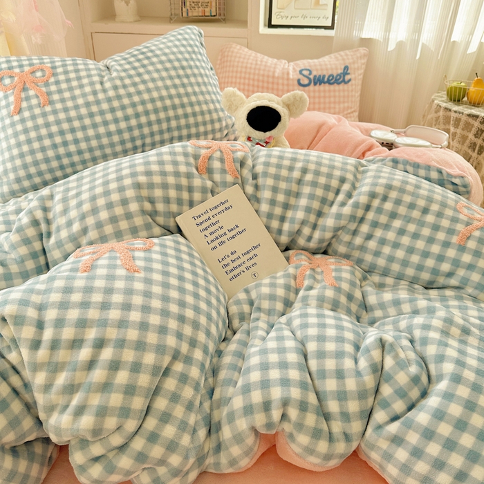 91家纺网 家纺一手货源 找家纺 慕尚 2025新款可爱大眼睛蝴蝶结牛奶绒四件套 蝴蝶结蓝格粉