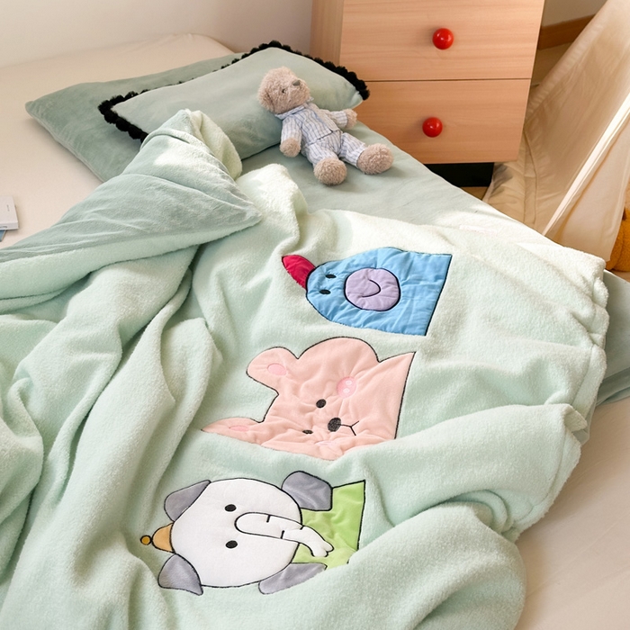 91家纺网 家纺一手货源 找家纺 喜多兔儿童家纺 2024新款320克仿羊毛绒全消光牛奶绒四件套 绿色小加油