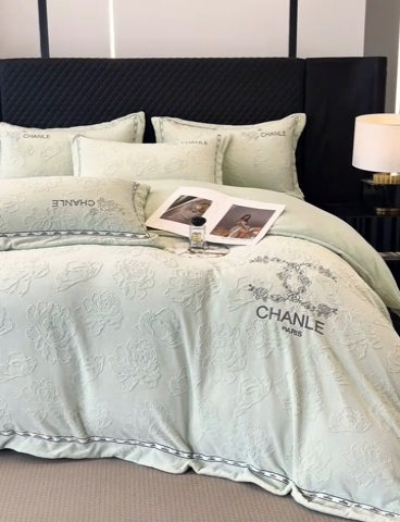 91家纺网 家纺一手货源 找家纺 宅家居 2025新款轻奢小香风雕花刺绣全消光A类高克重牛奶绒四件套-小香牡丹 小香牡丹-果绿