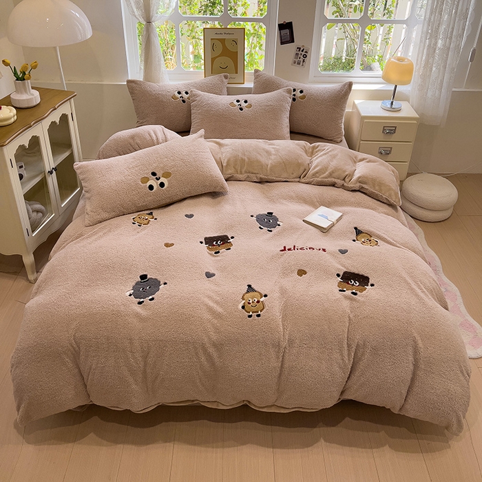 91家纺网 家纺一手货源 找家纺 金爱家 2024新款220g加厚防静电泰迪绒牛奶绒刺绣四件套 泰迪绒-咖啡宝宝