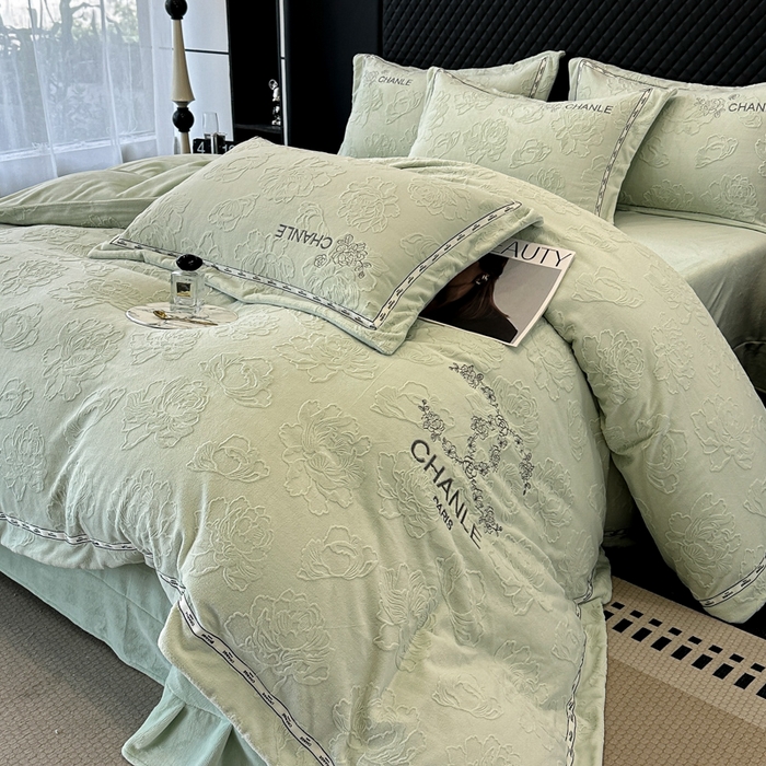 91家纺网 家纺一手货源 找家纺 宅家居 2025新款轻奢小香风雕花刺绣全消光A类高克重牛奶绒四件套-小香牡丹 小香牡丹-果绿