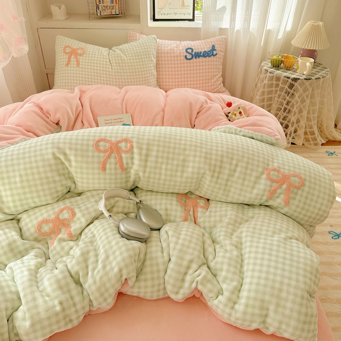 91家纺网 家纺一手货源 找家纺 慕尚 2025新款可爱大眼睛蝴蝶结牛奶绒四件套 蝴蝶结绿格粉