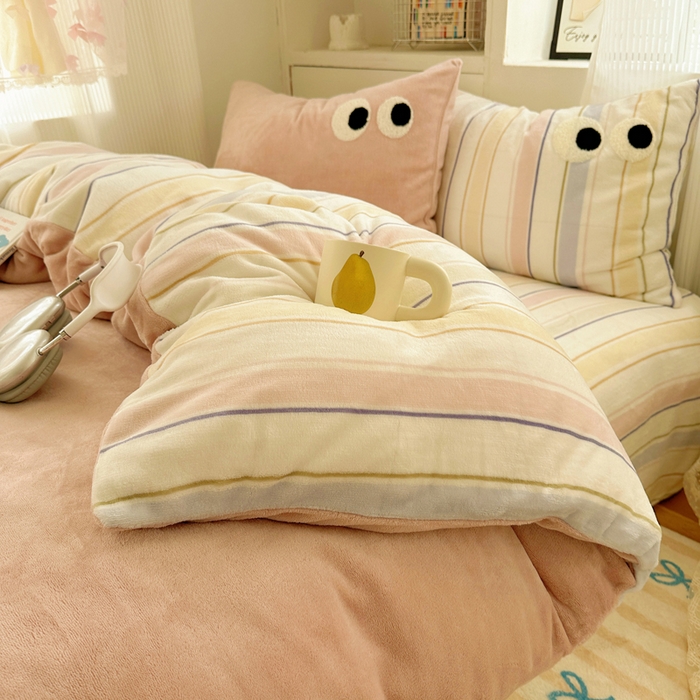 91家纺网 家纺一手货源 找家纺 慕尚 2025新款可爱大眼睛蝴蝶结牛奶绒四件套 露娜粉豆沙