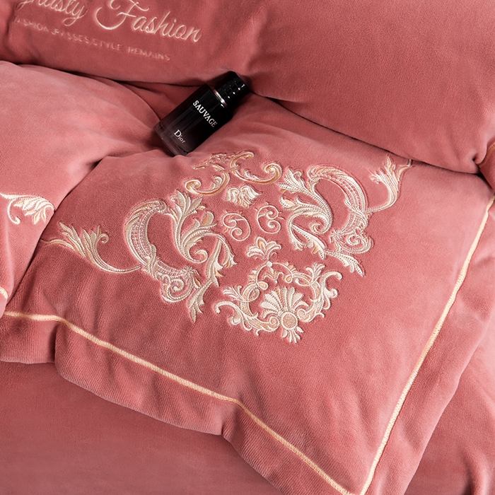 91家纺网 家纺一手货源 找家纺 沐妍家纺 2024新款重工刺绣绣花纯色牛奶绒四件套皇冠-豆沙红