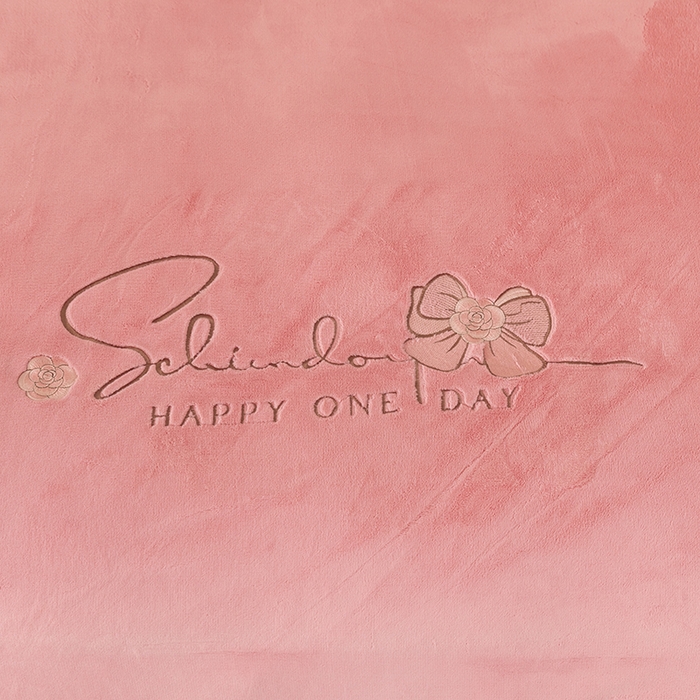 91家纺网 家纺一手货源 找家纺 2024新款高克重牛奶绒被套素色绣花床裙款四件套 樱花粉