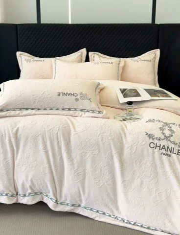 91家纺网 家纺一手货源 找家纺 宅家居 2025新款轻奢小香风雕花刺绣全消光A类高克重牛奶绒四件套-小香牡丹 小香牡丹-粉玉