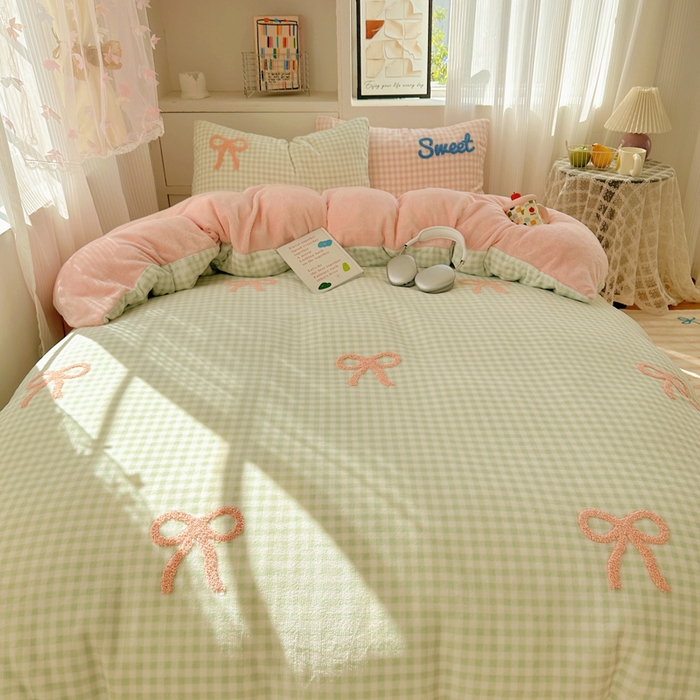 91家纺网 家纺一手货源 找家纺 慕尚 2025新款可爱大眼睛蝴蝶结牛奶绒四件套 蝴蝶结绿格粉