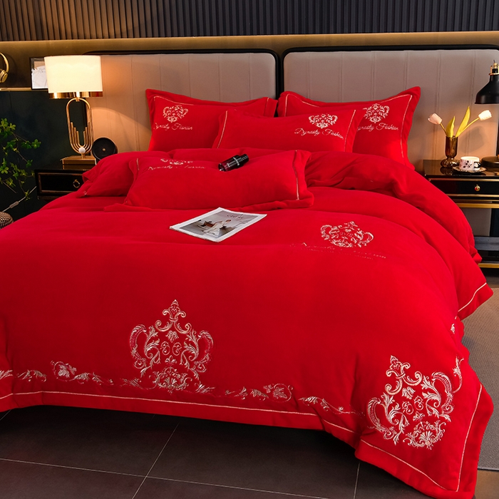91家纺网 家纺一手货源 找家纺 沐妍家纺 2024新款重工刺绣绣花纯色牛奶绒四件套皇冠-喜庆红