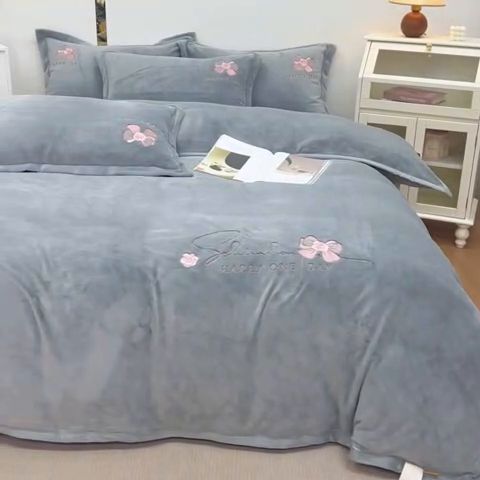 91家纺网 家纺一手货源 找家纺 2024新款高克重牛奶绒被套素色绣花床裙款四件套 太空灰