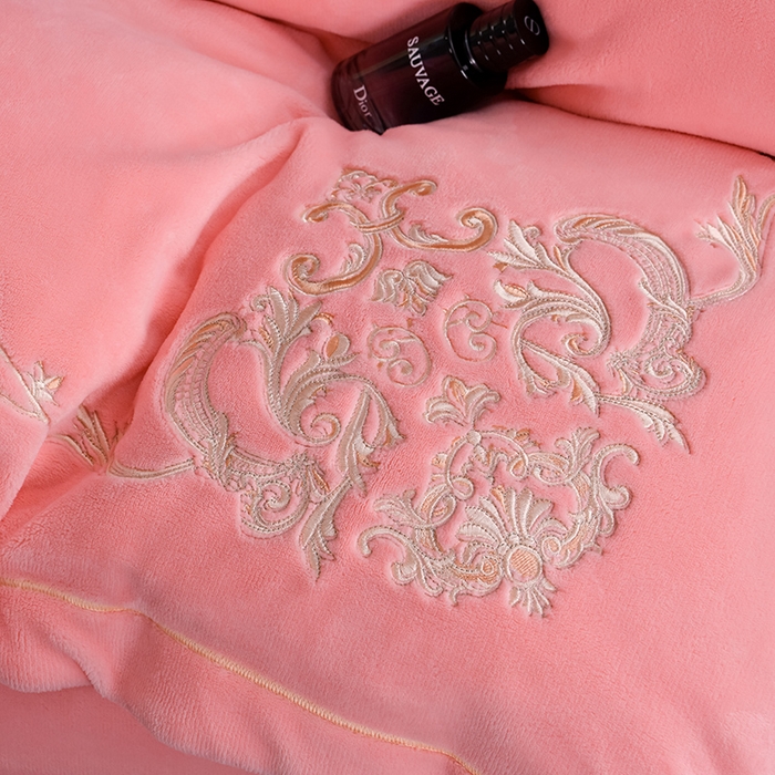 91家纺网 家纺一手货源 找家纺 沐妍家纺 2024新款重工刺绣绣花纯色牛奶绒四件套皇冠-粉玉