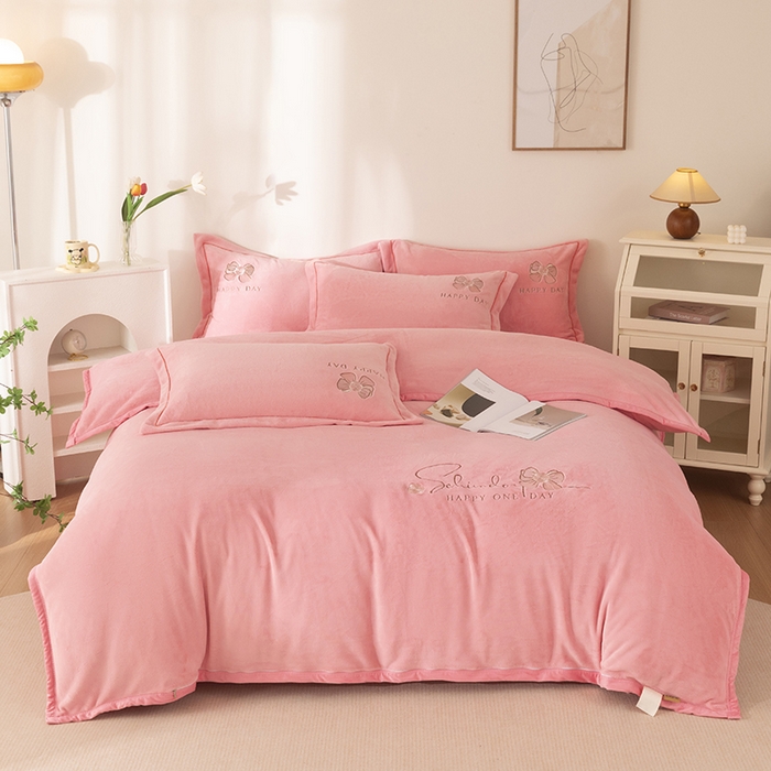 91家纺网 家纺一手货源 找家纺 2024新款高克重牛奶绒被套素色绣花床裙款四件套 樱花粉