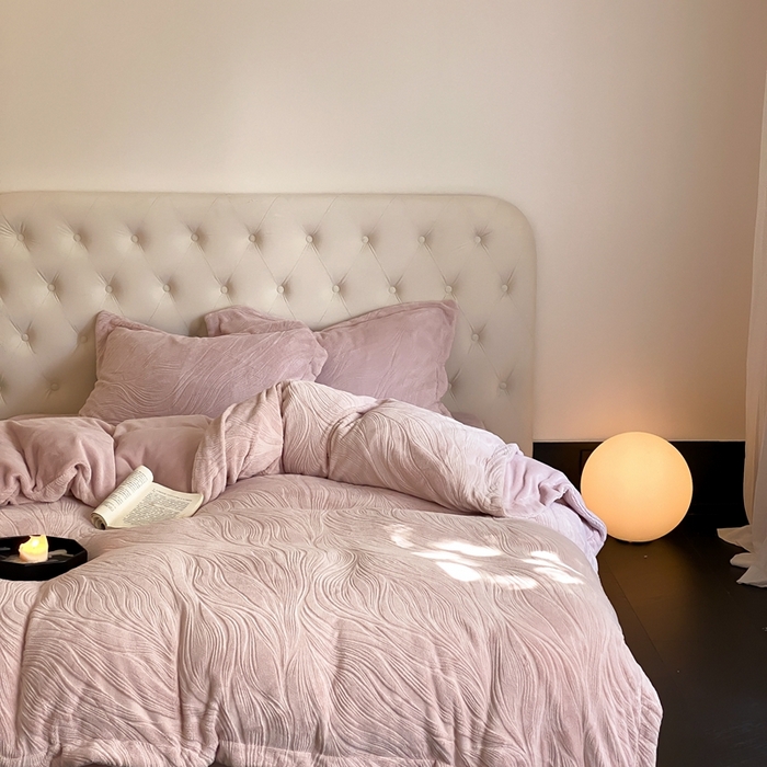 91家纺网 家纺一手货源 找家纺 （总）旷野 2024新款双色提花雕花牛奶绒四件套