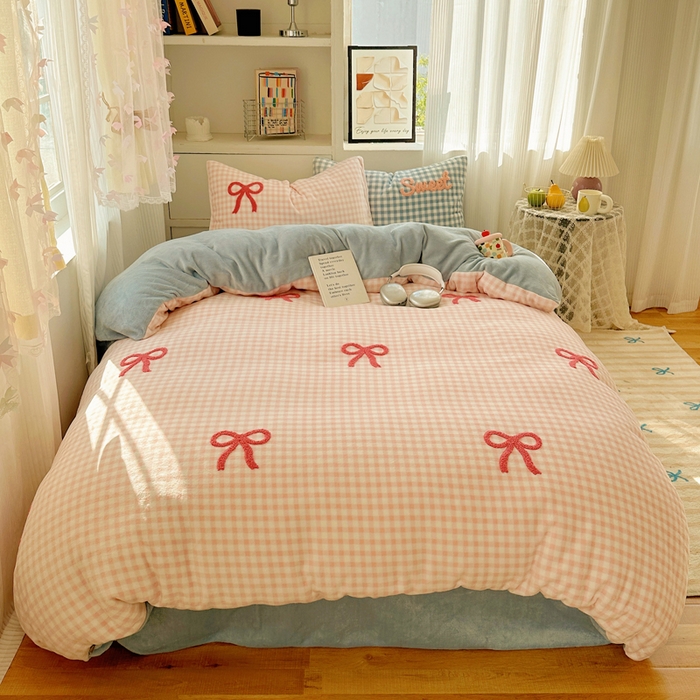 91家纺网 家纺一手货源 找家纺 慕尚 2025新款可爱大眼睛蝴蝶结牛奶绒四件套 蝴蝶结粉格蓝