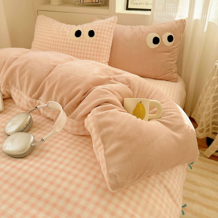 91家纺网 家纺一手货源 找家纺 慕尚 2025新款可爱大眼睛蝴蝶结牛奶绒四件套 芭比粉豆沙