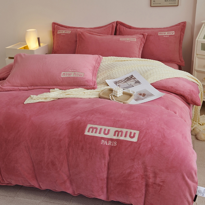 91家纺网 家纺一手货源 找家纺 2024新款m风高品绣花四件套 玫瑰色