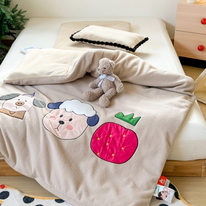 91家纺网 家纺一手货源 找家纺 喜多兔儿童家纺 2024新款320克仿羊毛绒全消光牛奶绒四件套 卡其色小加油