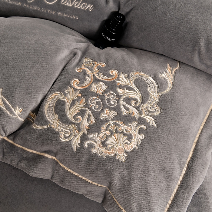 91家纺网 家纺一手货源 找家纺 沐妍家纺 2024新款重工刺绣绣花纯色牛奶绒四件套欧式皇冠-绅士灰