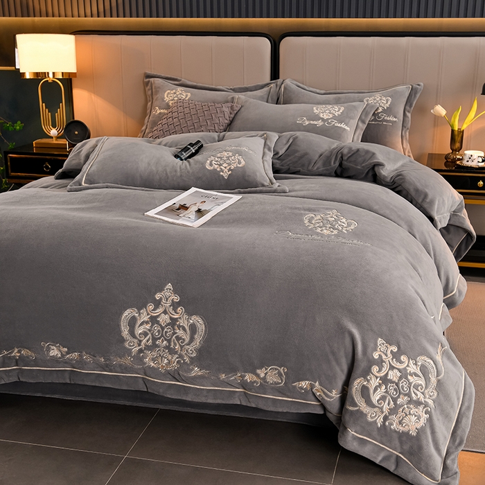91家纺网 家纺一手货源 找家纺 沐妍家纺 2024新款重工刺绣绣花纯色牛奶绒四件套欧式皇冠-绅士灰